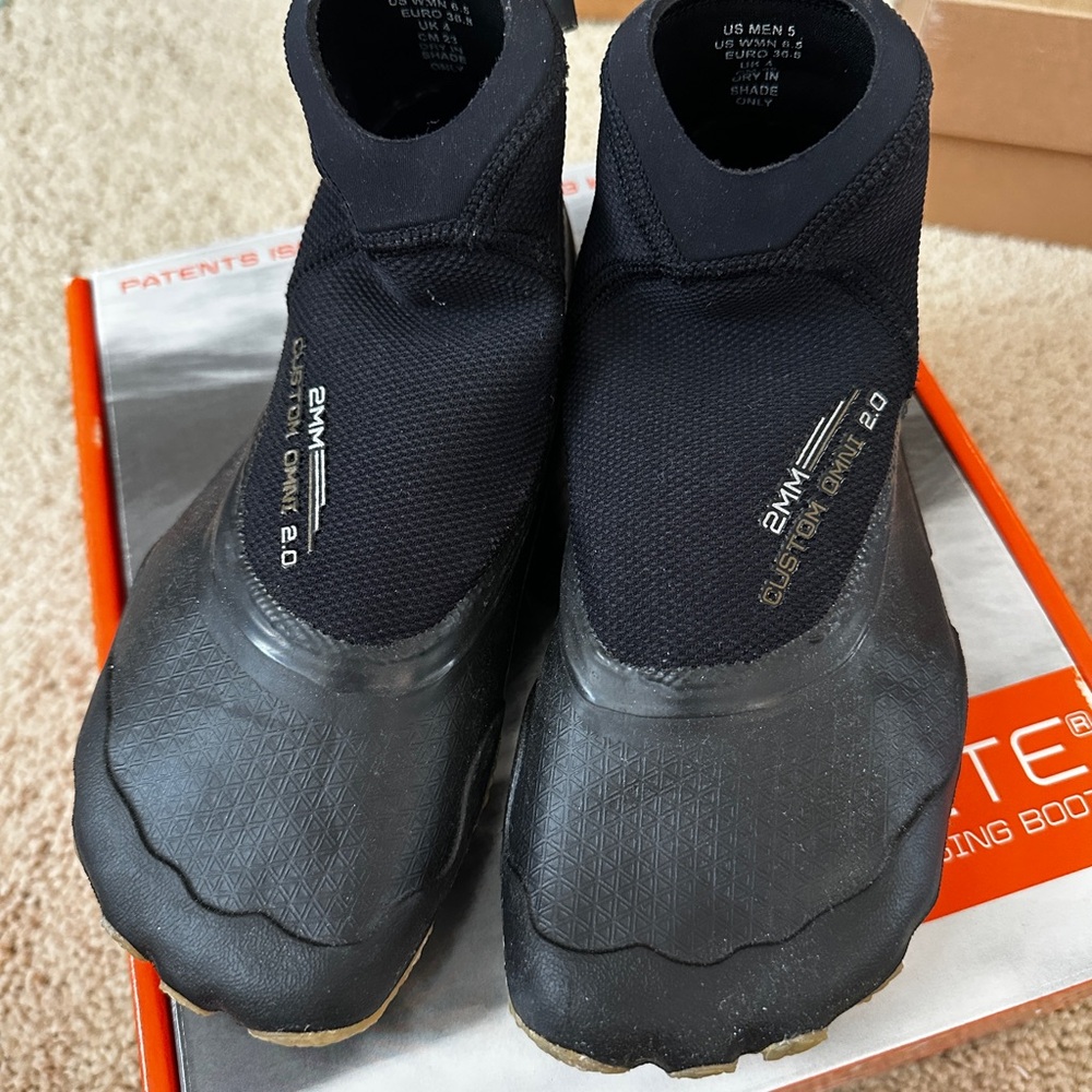 Solite custom Omni 2.0 Gum/Black 2mm Neoprene shoes